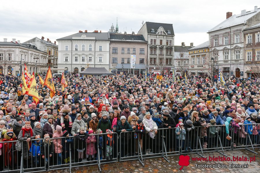 Barwny korowód wypełnił plac w Białej. Orszak Trzech Króli poszedł nową trasą ZDJĘCIA