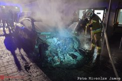 Pięć zastępów na terenie zakładu. Spłonął samochód znacznej wartości - foto