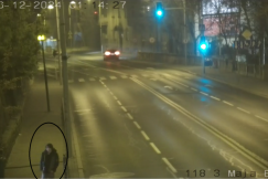 Wybił szybę w biurze partii w centrum miasta. Policja opublikowała zdjęcia - foto