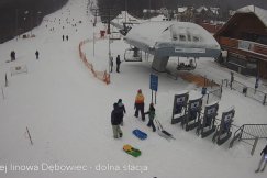 Stok na Dębowcu w końcu się przydał. Ośrodek narciarski opanowały... dzieci na sankach - foto