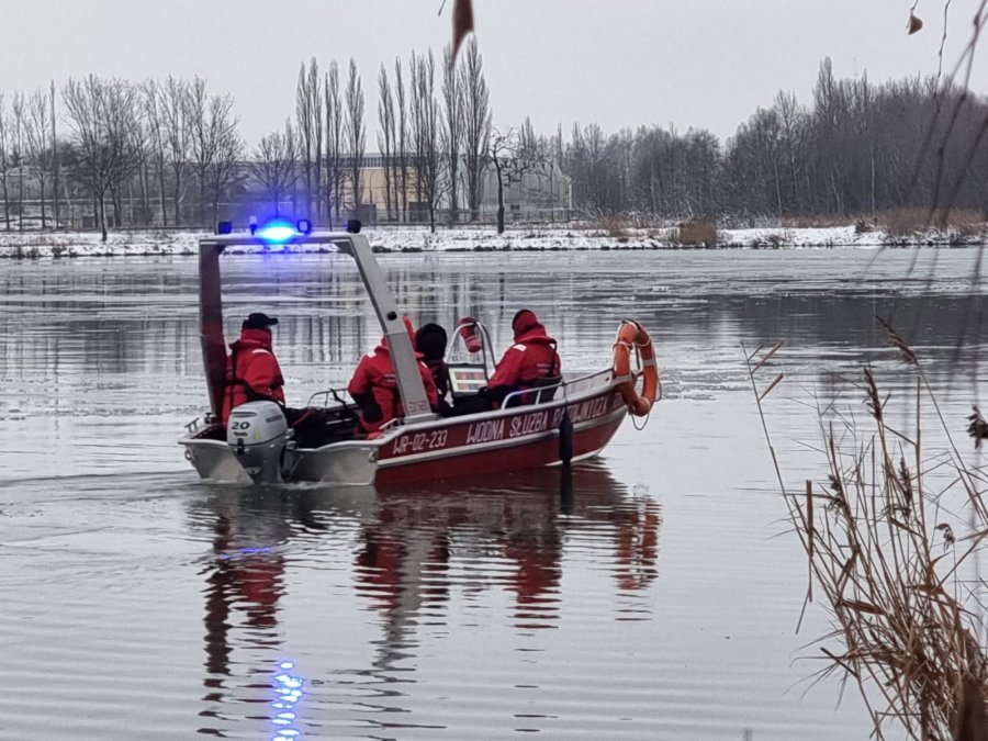 Płetwonurkowie krok po kroku przeczesują staw. To kolejna doba poszukiwań 24-latki ZDJĘCIA, WIDEO