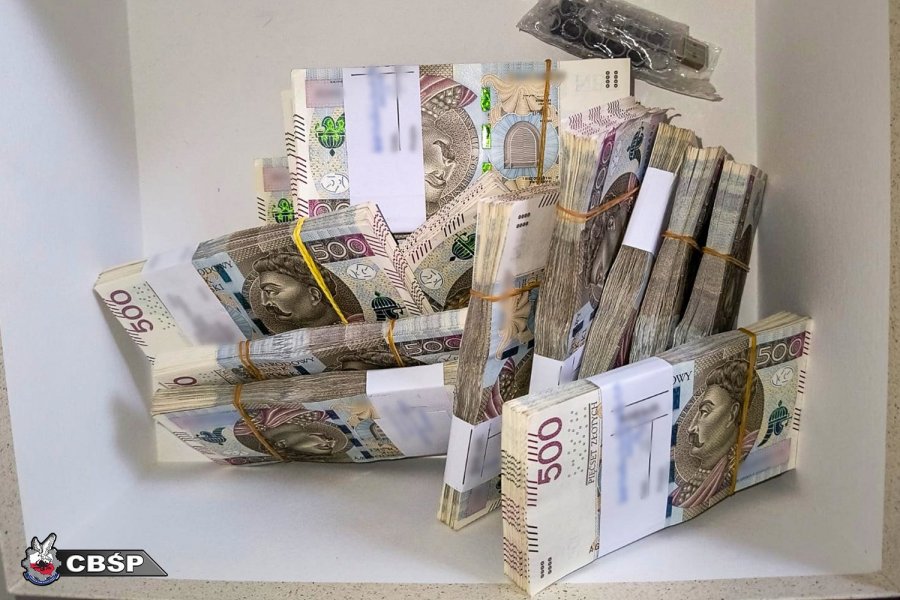 Wyłudził kilka milionów złotych i dwa luksusowe auta. Odpowie też za „pranie pieniędzy”