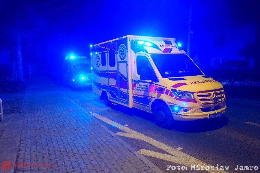 80-latek wtargnął pod koła nadjeżdżającego auta. W ciężkim stanie trafił do szpitala