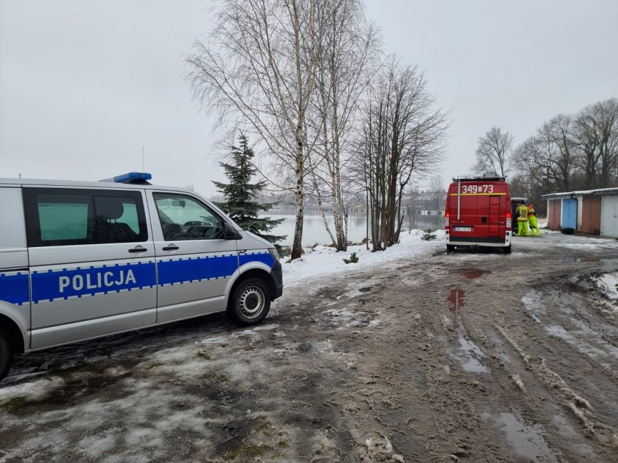 Patrol i dron nad stawem. To przygotowania do wznowienia poszukiwań w wodzie? - foto
