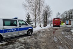 Patrol i dron nad stawem. To przygotowania do wznowienia poszukiwań w wodzie? - foto