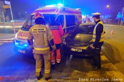 Zderzenie osobówki z ambulansem. Młody kierowca nieprawidłowo skręcał - foto