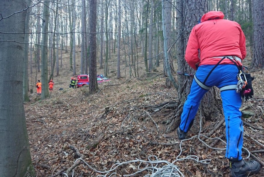 Zwłoki mężczyzny w potoku w masywie górskim. Policja zwraca się z apelem o pomoc