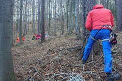 Zwłoki mężczyzny w potoku w masywie górskim. Policja zwraca się z apelem o pomoc