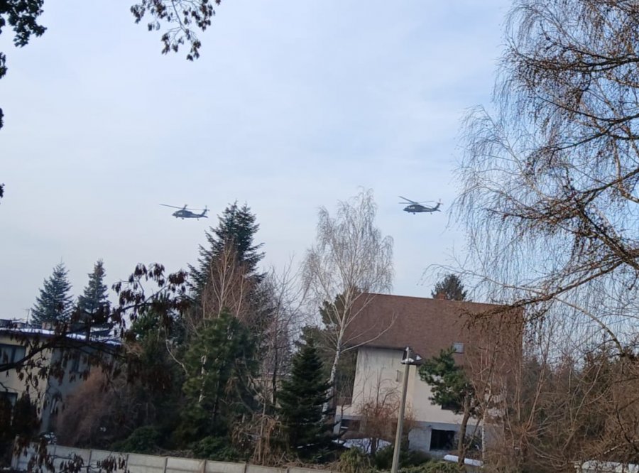 Wojskowe śmigłowce nad miastem. Wojska specjalne ćwiczą w Beskidach - foto