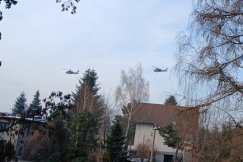 Wojskowe śmigłowce nad miastem. Wojska specjalne ćwiczą w Beskidach - foto