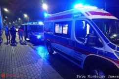 Walczyli o życie mężczyzny na przystanku. Doszło do bardzo rozległego urazu głowy