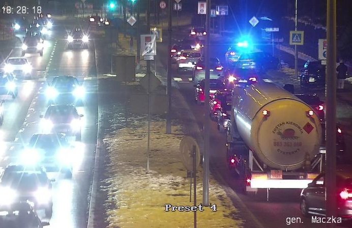Nastolatek wbiegł na pasy. Został potrącony i ukarany mandatem przez policję - foto