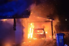 Poranny pożar domu w Hałcnowie. Ogień strawił część poddasza i samochód pod wiatą - foto