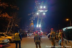 Rozszczepione drzewo stwarzało zagrożenie. Strażacy na specjalnych rolkach przestawili auto - foto