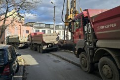 MZD wymierzyło karę deweloperowi. Teraz wywrotki zastawiają chodnik i łamią zakaz - foto