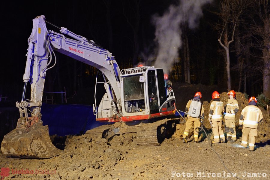 Pożar koparki w Cygańskim Lesie. Doszło do wycieku paliwa - foto