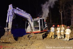 Pożar koparki w Cygańskim Lesie. Doszło do wycieku paliwa - foto