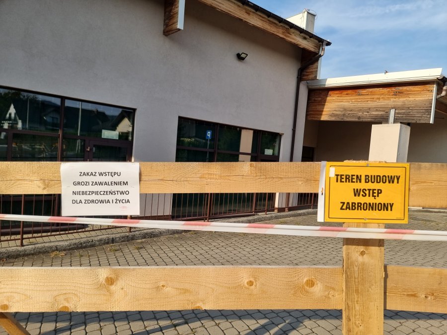 Błędy przy budowie całkiem nowej szkoły? Po tragedii część uczniów dojeżdża autobusami na lekcję