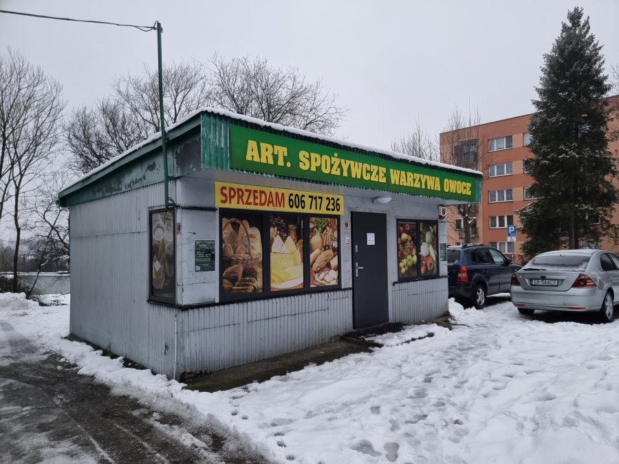Osiedlowy sklep zostanie, ale na jasnych warunkach. Miasto chce poprawy estetyki - foto