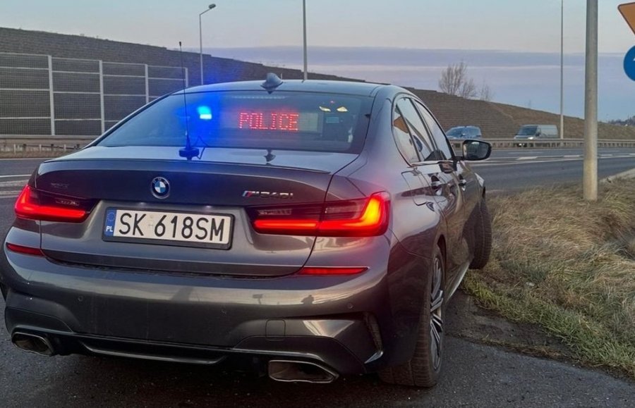 Nieoznakowane BMW w akcji. Zatrzymany kierowca Mercedesa z „lewymi” tablicami - foto