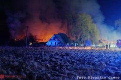 Nocny pożar opuszczonych zabudowań w Bielowicku. To okryta złą sławą owczarnia - foto