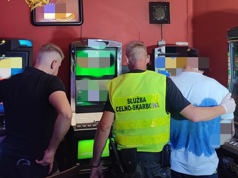 Działał pod szyldem „Lotto” i miał zaklejone szyby czarną folią. W środku kwitł hazard