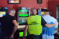 Działał pod szyldem „Lotto” i miał zaklejone szyby czarną folią. W środku kwitł hazard