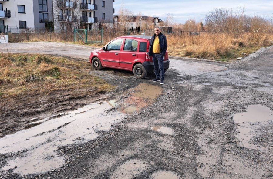 Na asfalt mają czekać, aż powstanie nowy blok. To rejon dużego osiedla, a nie koniec świata
