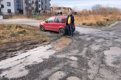 Na asfalt mają czekać, aż powstanie nowy blok. To rejon dużego osiedla, a nie koniec świata
