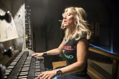 Bosonoga organistka zaczaruje publiczność. Przyjedzie z niezwykłym instrumentem
