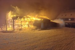 Trudna akcja ratunkowa na Skrzycznem. Strażacy obronili przed ogniem schronisko - foto