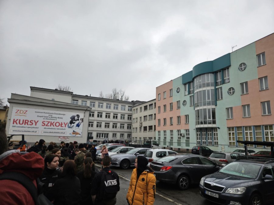 Kolejne alarmy w bielskich szkołach. W jednej ewakuowano 300 osób - foto
