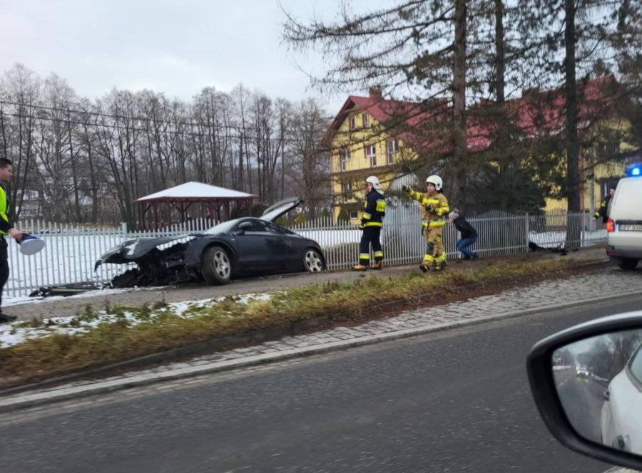 Pościg zakończony uszkodzonym radiowozem i ucieczką w pola. Koniec policyjnej obławy - foto