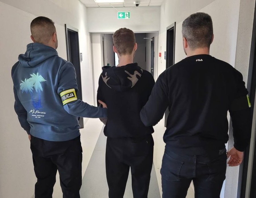Wyłudzili od seniorki dużą sumę pieniędzy. Kryminalni namierzyli dwóch „policjantów” - foto