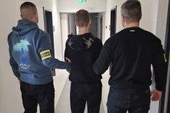 Wyłudzili od seniorki dużą sumę pieniędzy. Kryminalni namierzyli dwóch „policjantów” - foto