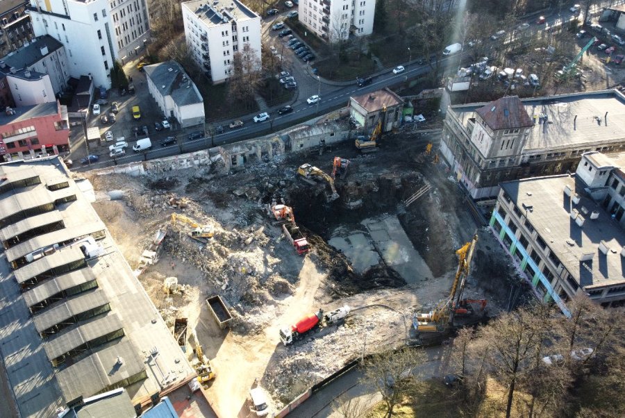 Zachowany został budynek z wieżyczką. Wielki wykop w miejscu dawnej bielskiej fabryki - foto