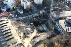 Zachowany został budynek z wieżyczką. Wielki wykop w miejscu dawnej bielskiej fabryki - foto