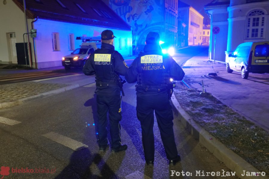 Nocna demolka na ulicy Cieszyńskiej. Sprawca uciekł rozbitym autem - foto