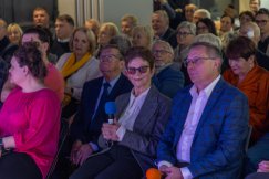 Mistrz ceremonii z papierami budowlańca. Wielu mieszkańców zna ją jako aktorkę - foto