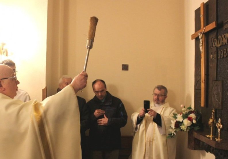 Zabrali strajkowy krzyż ze zlikwidowanej fabryki Fiata. Został odsłonięty w kościele - foto