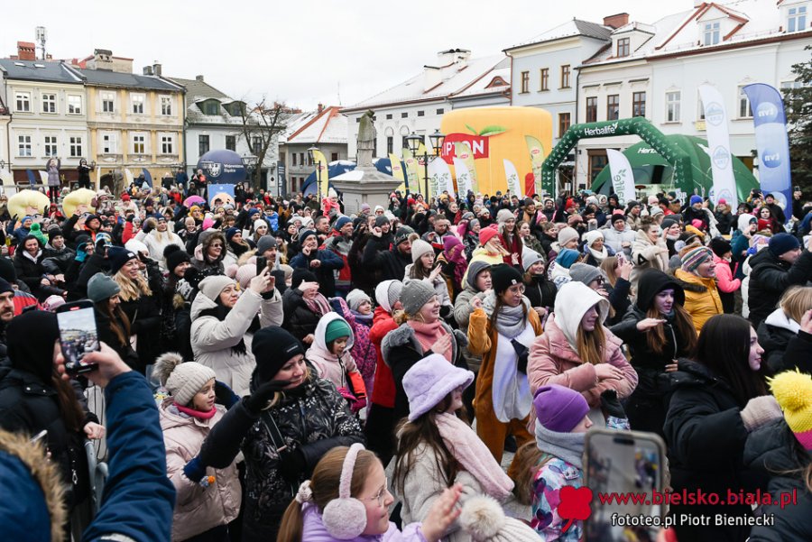 Telewizyjne miasteczko przyciągnęło atrakcjami. Taniec i herbata rozgrzewała na mrozie ZDJĘCIA