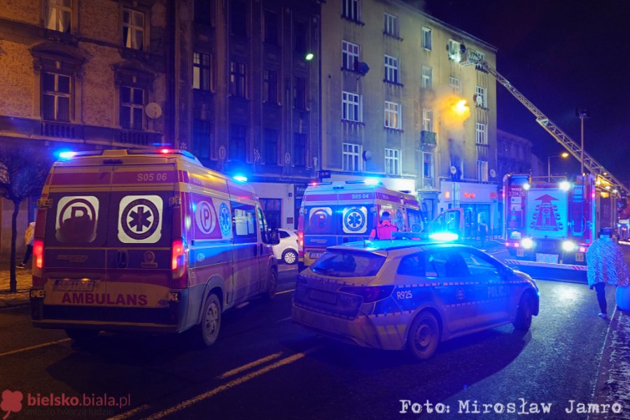 Pożar mieszkania w kamienicy w centrum. Pięć osób, w tym dzieci, przewiezione do szpitala ZDJĘCIA