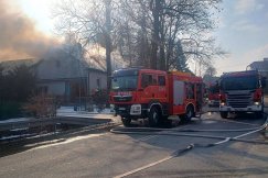 To kolejna taka akcja gaśnicza w ostatnich dniach. 10 zastępów gasiło poddasze domu - foto