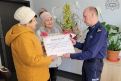 Osobiście podziękowała policjantom. Mogła stracić bardzo dużą kwotę pieniędzy - foto