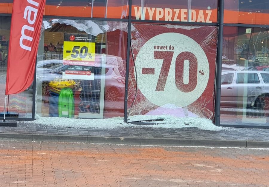 Tesla i Dacia wjechały w witryny sklepowe. Policjanci byli wyrozumiali dla kierowców - foto