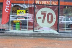 Tesla i Dacia wjechały w witryny sklepowe. Policjanci byli wyrozumiali dla kierowców - foto