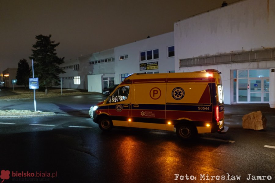 Nietrzeźwy groził, że skoczy z wiaduktu! Nocna akcja służb i wstrzymany ruch na ulicach - foto
