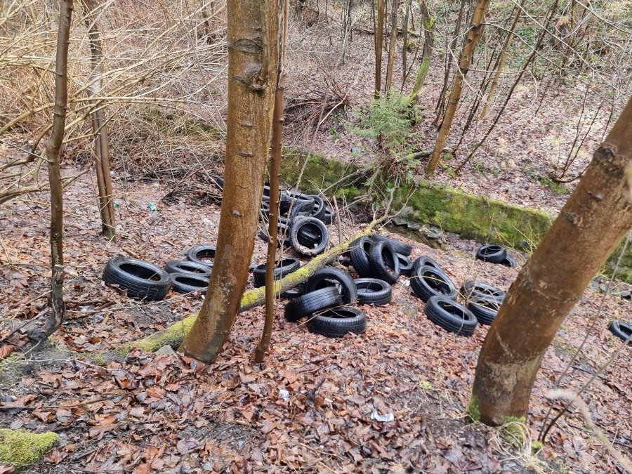 Duże składowisko opon wciąż zalega obok Stalownika. Tak trudno ustalić sprawcę? - foto