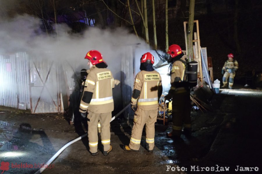 Pożar komórki z materiałem opałowym. Strażacy weszli siłowo - foto