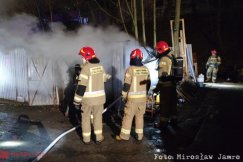 Pożar komórki z materiałem opałowym. Strażacy weszli siłowo - foto